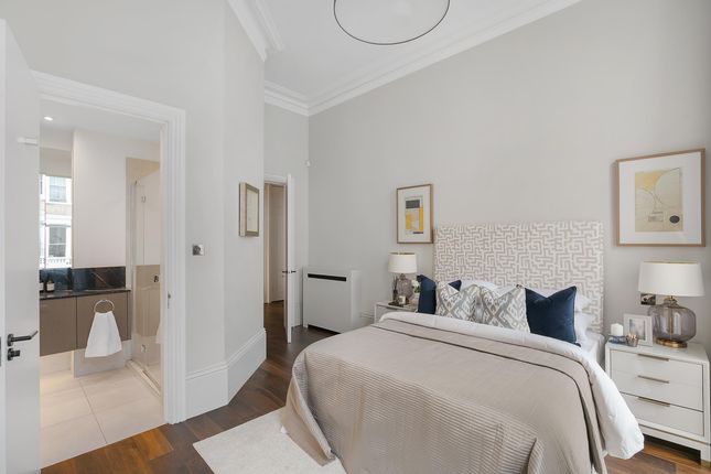 Flat for sale in Southwell Gardens, London