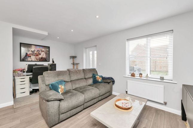 4 Poppy Crescent, Royston photo 3
