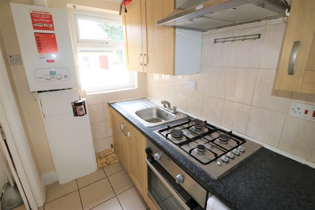 Flat to rent in Murchison Road, London