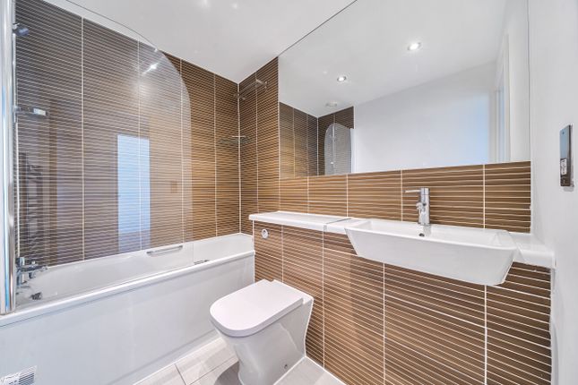 L&Q SO - Flat 14, Portway House 2A,, Ossory Road, London photo 4