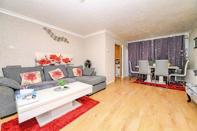 64, Woods Avenue, Hatfield photo 3