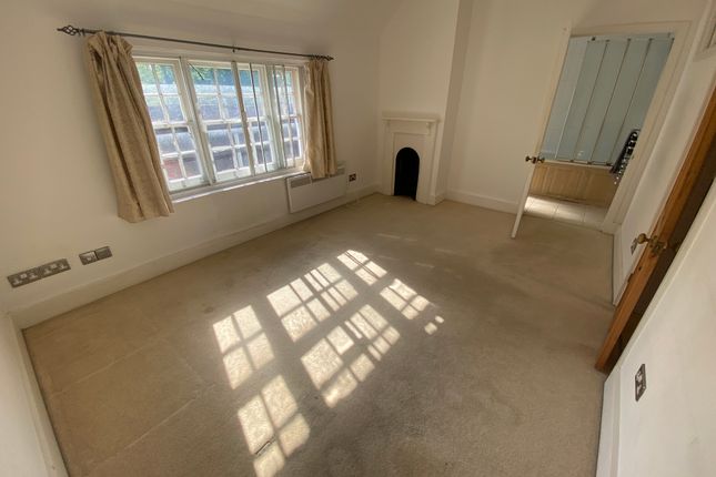 4 Catherine Wheel Mews, High Street, Southampton photo 5