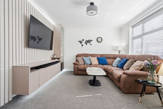 19 Gleneagles Close, Watford photo 2