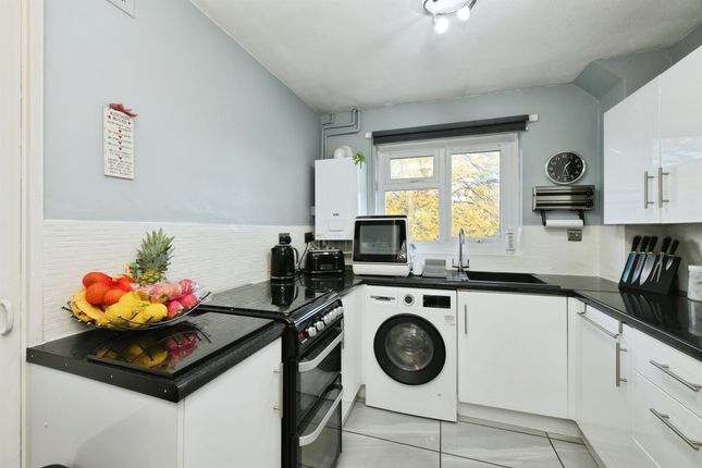 24, Neal Court, Waltham Abbey photo 2