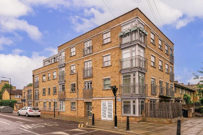 Thumbnail Flat to rent in Sandringham Road, London