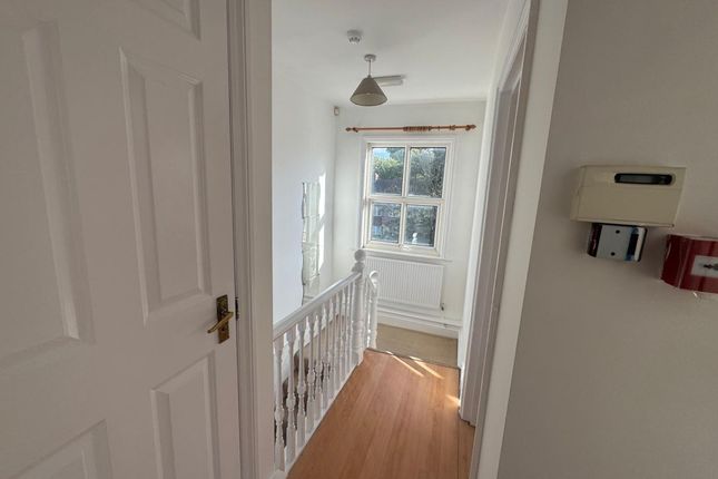 4D Crescent Road, london photo 4