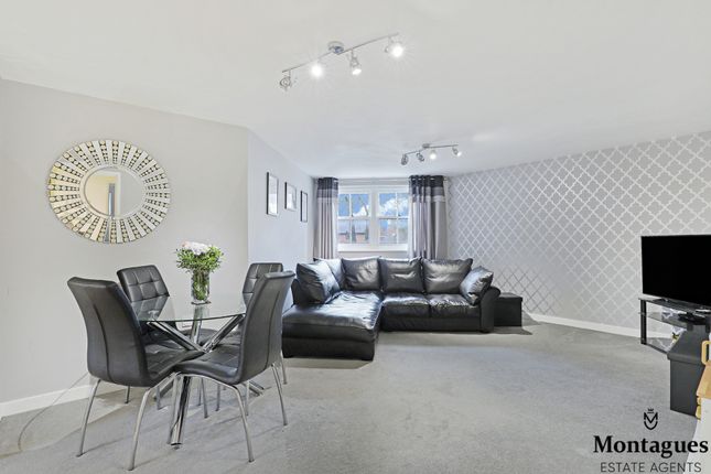 Flat for sale in Hemnall Street, Epping