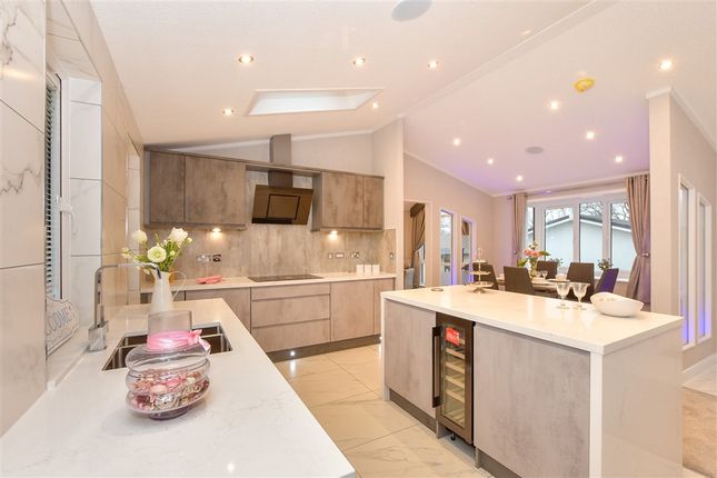 2-bed caravan on Hollies Way Biddenden, Ashford, £275,000