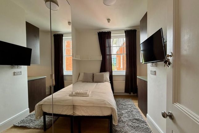 Flat 313, London photo 3