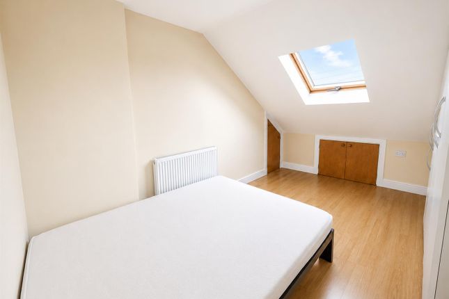 17, Blackberry Farm Close, Hounslow photo 3