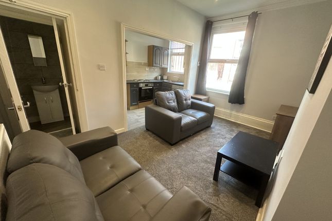 Flat 1, 11, Providence Avenue, Leeds photo 2