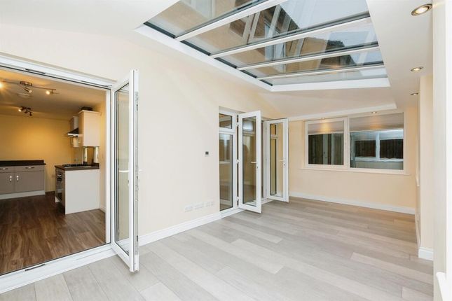 2, Beech Way, Leeds photo 4