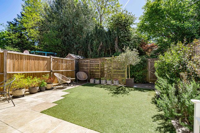 24 Mulberry Way, Ashtead photo 3