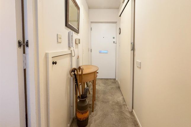 Flat 33, Holmebury House, Holmesdale Gardens, Hastings photo 3