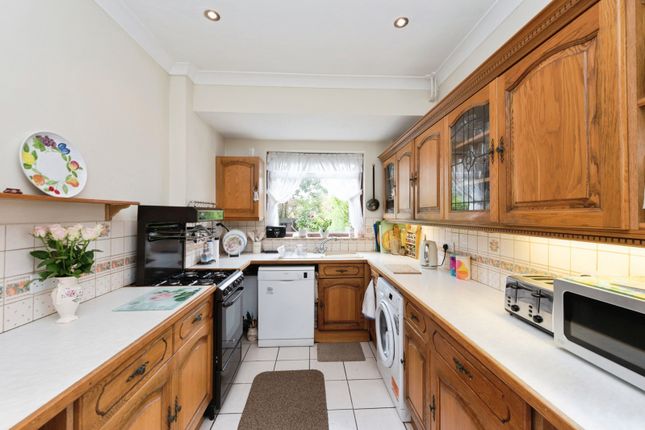 42, The Hollands, Worcester Park photo 4