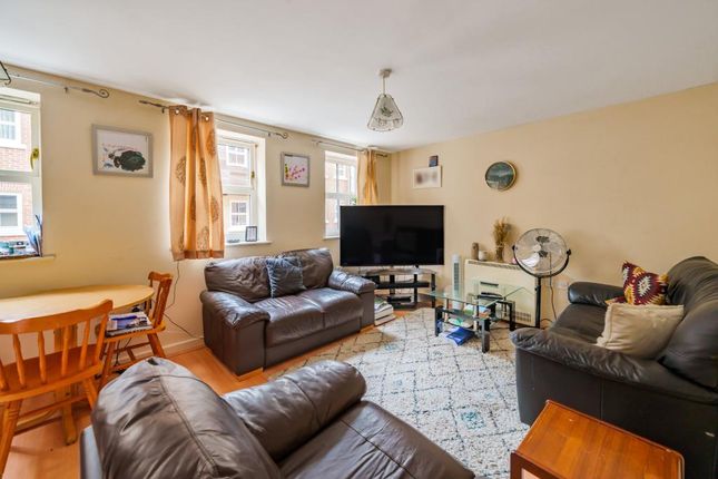 Flat for sale in Aylesbury, Oxfordshire