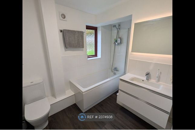 Flat, St Swithins Court Polehampton Close, Twyford, Reading photo 4