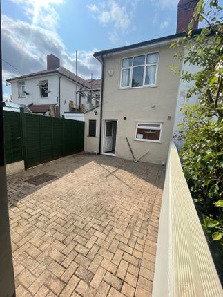 Bright And Well-Maintained Private Garden Area Wit...