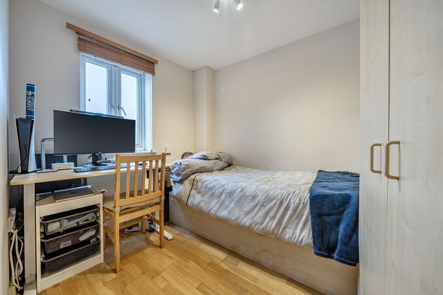 Flat 3, 122 Lower Road, London photo 2