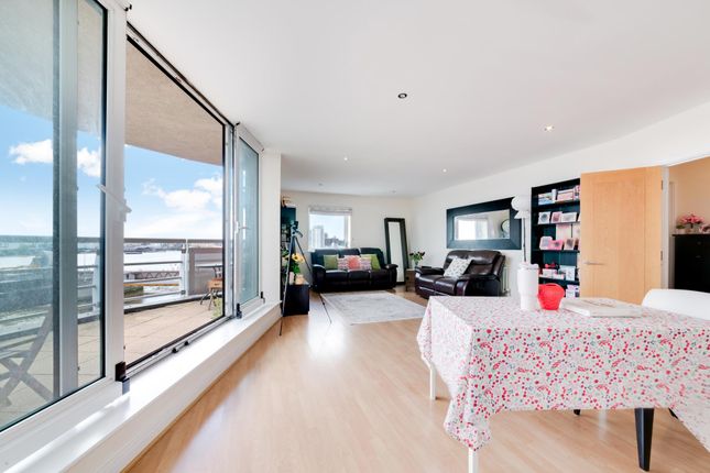 204, Wards Wharf Approach, London photo 2