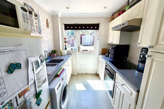 7, Hunting Gate Drive, Chessington photo 3