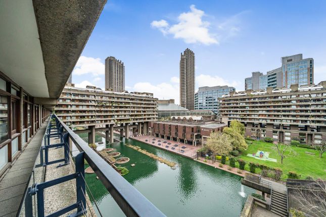 Flat to rent in Andrewes House, Barbican, London