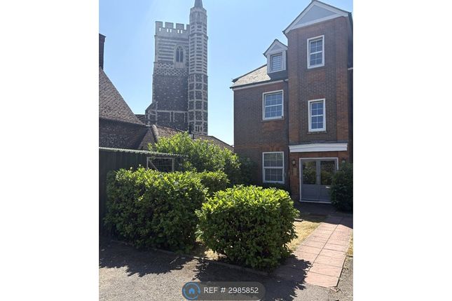 Studio flat on Marlborough Road, Watford, £2,200/mo