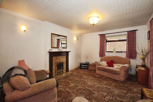 8, St. James Gardens, Bedworth photo 2