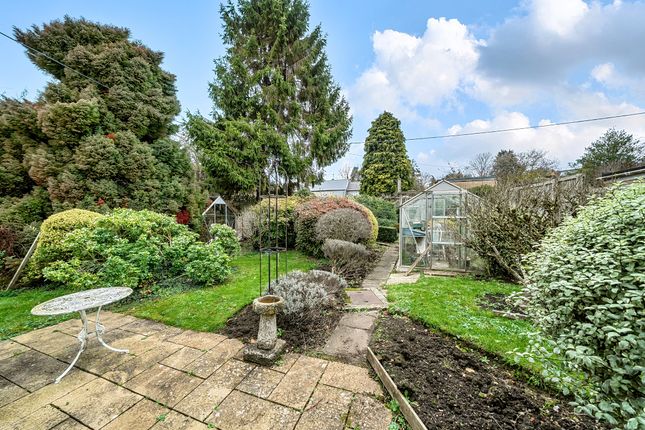 4, Redlands Close, Swindon photo 2
