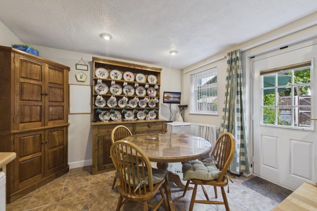 27, Hurst Road, Ashford photo 4