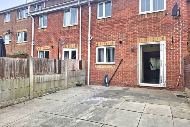 14 Kingsdale Close, Bury photo 2