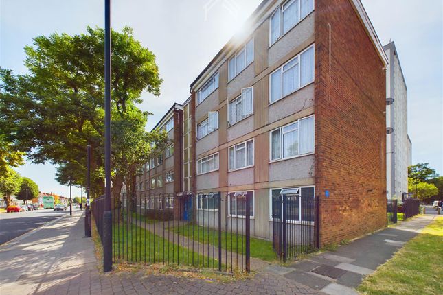 Flat for sale in Ordnance Road, Enfield