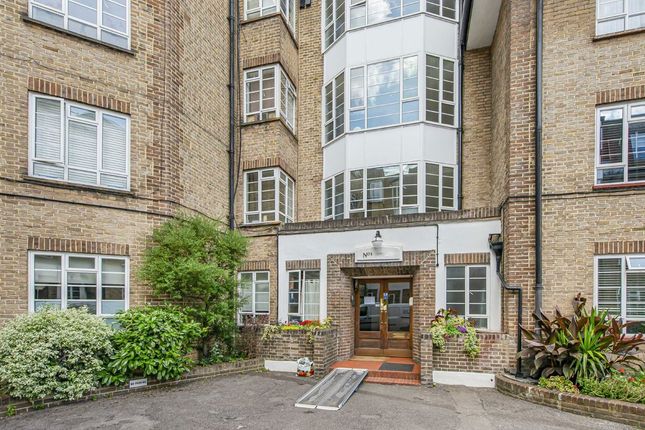 Flat to rent in Woodside, London