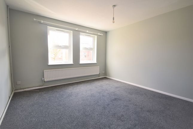 Town house to rent in Fieldfare Road, London
