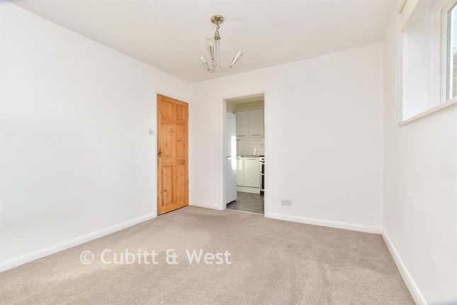 Cannon Court, Cannon Grove, Fetcham photo 4