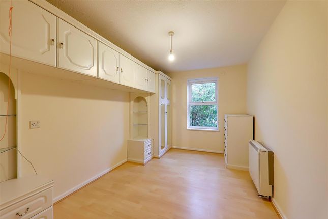 30 Gainsborough Lodge, Worthing photo 4