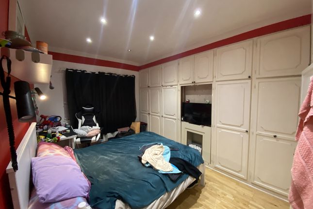 Flat for sale in Renters Avenue, Hendon