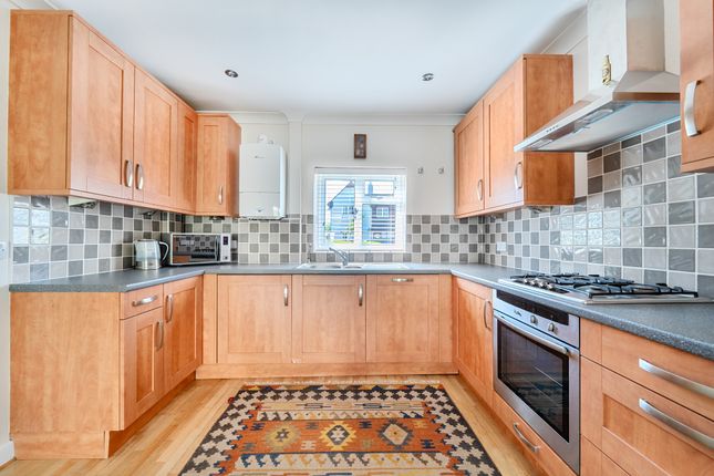 24 Rosebery Crescent, Kingfield, Woking photo 4