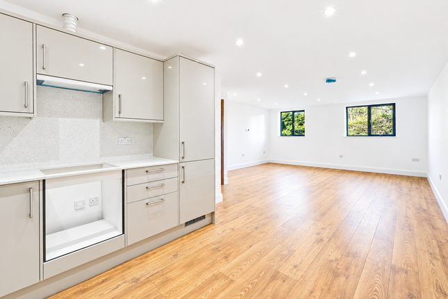 Flat-2 57 H, Bushey Grove Road, London photo 2