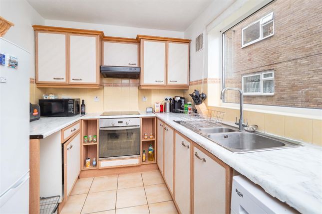 Flat for sale in Carshalton Grove, Sutton