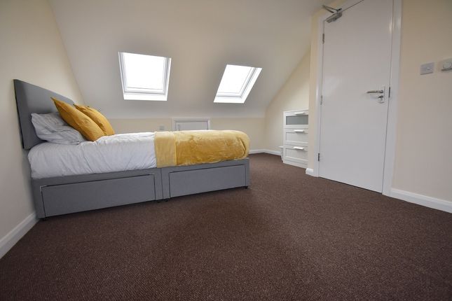 Room to rent in Byron Avenue, Hounslow