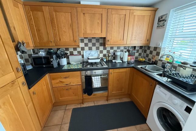 6, Thompson Court, Swindon photo 4