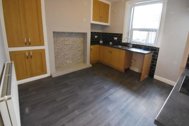6, Swallow Lane, Huddersfield photo 4