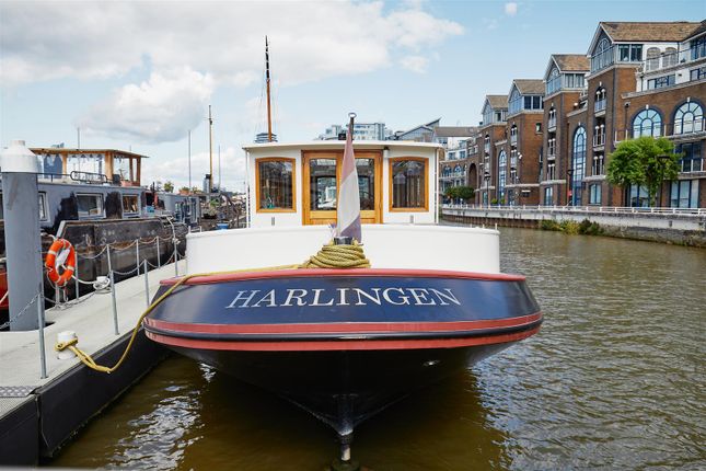 Houseboat for sale in Plantation Wharf, Battersea