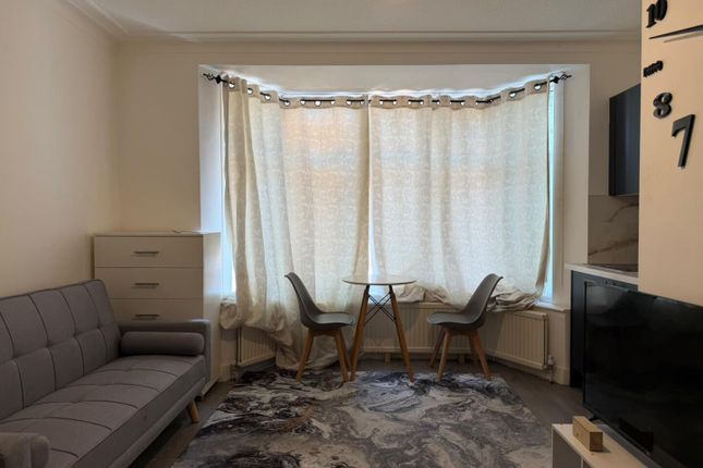 Flat 1, 11 Quantock Gardens, London photo 3