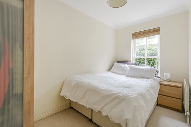 Flat 2 Dunsford Court, 28, Broomhill Road, London photo 3
