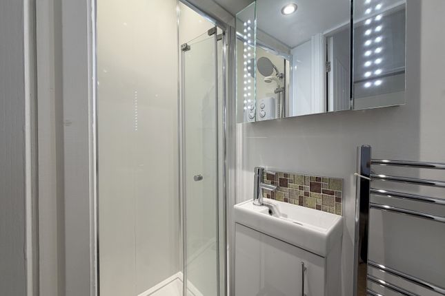 Room 3, 22, Caxton Road, Manchester photo 4
