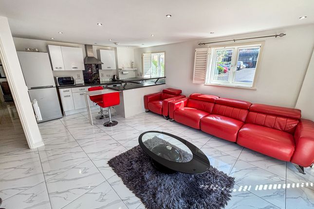 2 Branagh Court, Reading photo 2