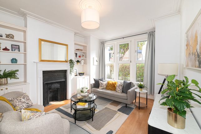 Flat A, 22, Lynn Road, London photo 2