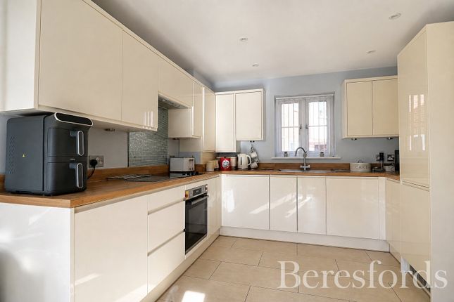 98, Longmead Avenue, Essex photo 2